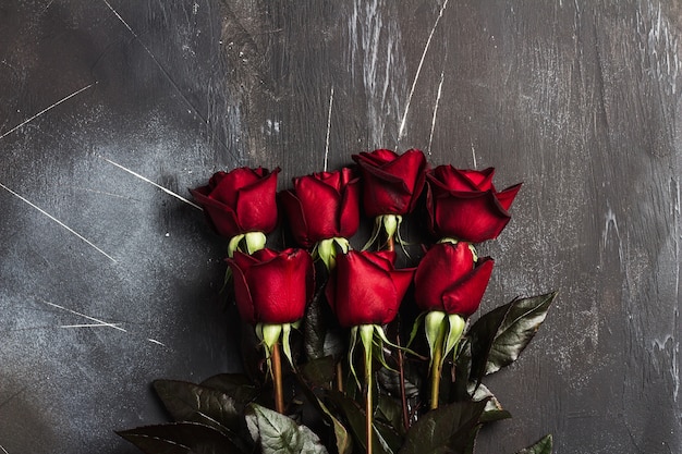 Foto gratuita la sorpresa del regalo della rosa rossa di giorno delle madri delle donne di giorno di biglietti di s. valentino su buio