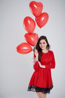 빨간 드레스에 여자를 보여주는 발렌타인 테마