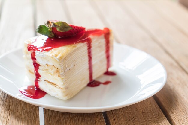 Free photo vanilla crape cake with strawberry sauce