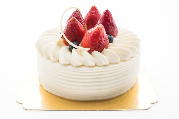 Free photo vanilla cream cake with strawberry on top