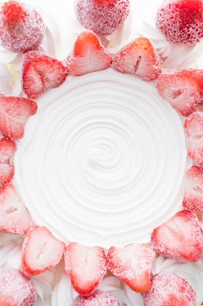 Free photo vanilla ice cream cake with strawberry on top