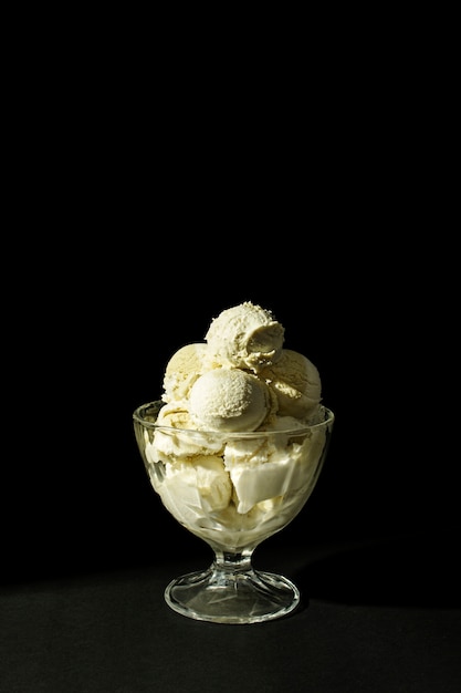 Foto gratuita gelato alla vaniglia in tazza di vetro