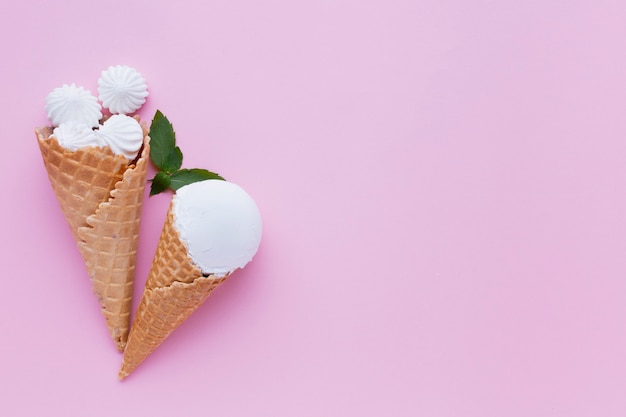 Gelato alla vaniglia sul tavolo rosa