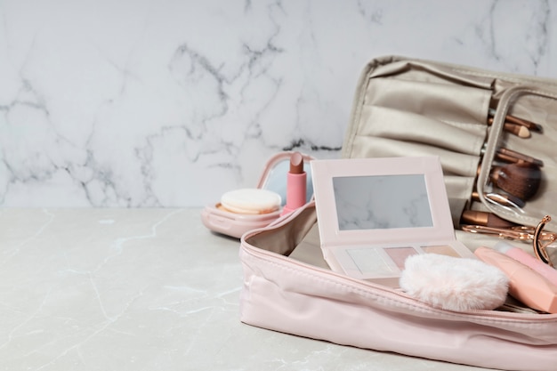 Foto gratuita vanity case con prodotti ad angolo alto