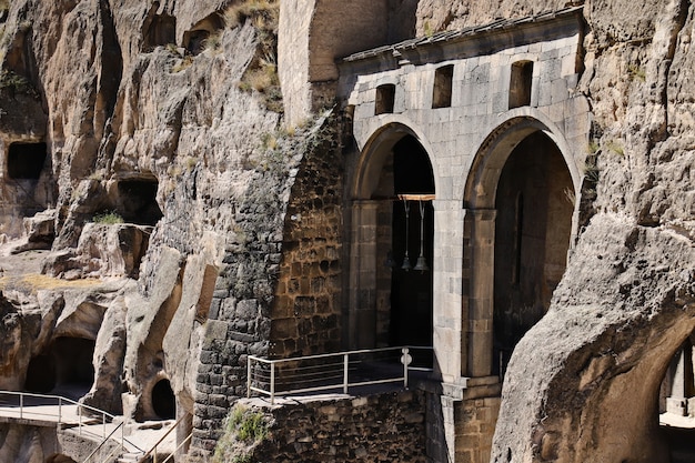 Vardzia 고대 동굴 도시 수도원은 조지아 Aspindza 근처의 Erusheti 산에 있습니다.