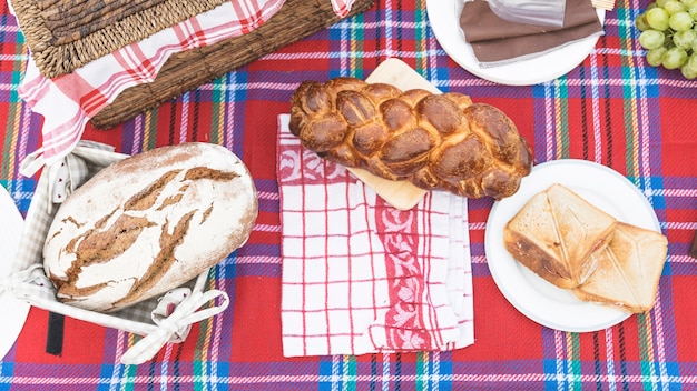 Бесплатное фото Разновидности свежих хлебов на столе