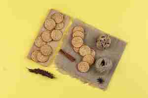 Foto gratuita varietà di biscotti su uno sfondo giallo