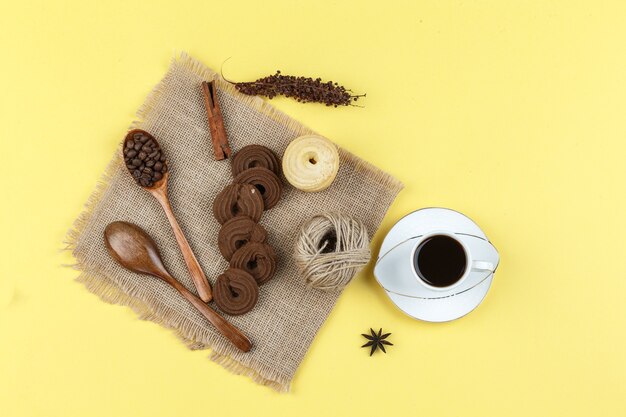 Varietà di biscotti su uno sfondo giallo