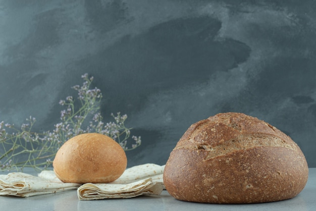 Разнообразие хлеба и лаваша на каменном столе