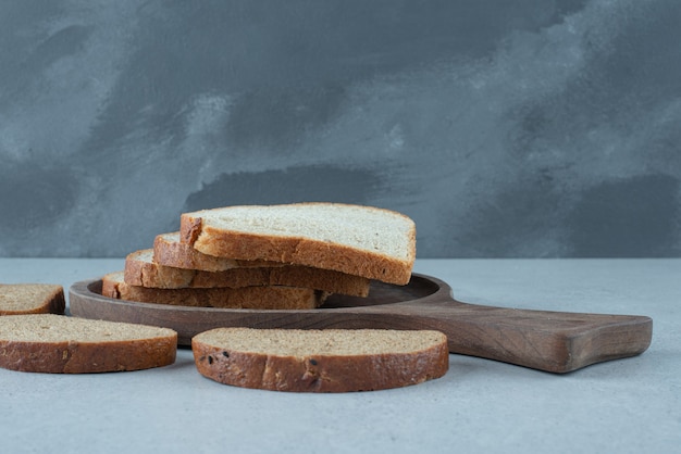 Varietà di fette di pane sulla tavola di legno