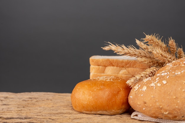 Varietà di pane sulla tavola di legno su un vecchio fondo di legno.