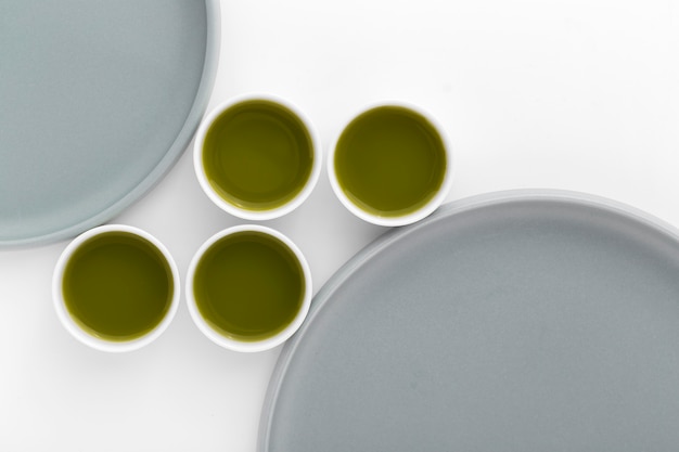 Foto gratuita varietà di tazze in ceramica con tè matcha