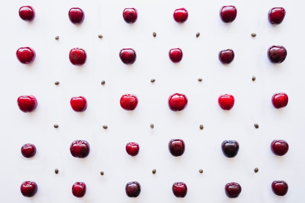 Foto gratuita varietà di ciliegie con differenti dimensioni e colori