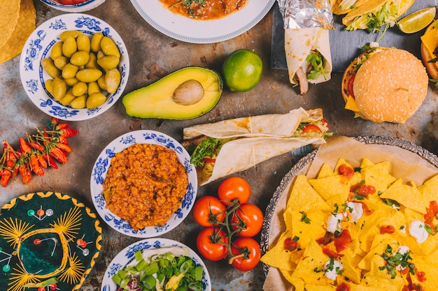 다채로운 멕시코 요리 아침 식사 요리 소박한 배경의 다양한