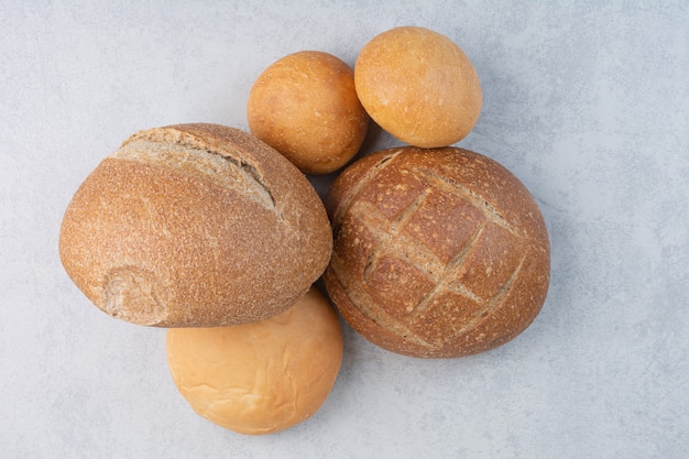 Разнообразие хрустящего хлеба на каменной поверхности