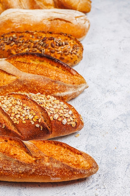 Foto gratuita varietà di pane fatto in casa appena sfornato.