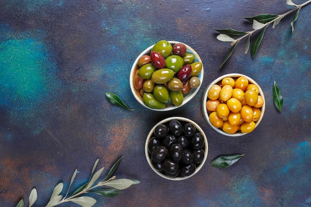 Free photo variety of green and black whole olives.