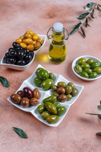 Foto gratuita varietà di olive intere verdi e nere.