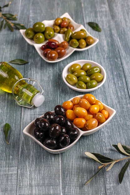 Foto gratuita varietà di olive intere verdi e nere.