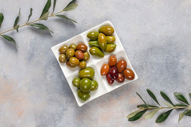 Free photo variety of green and black whole olives.