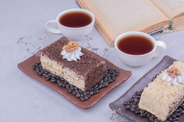 お茶2杯のさまざまなメドビックケーキ