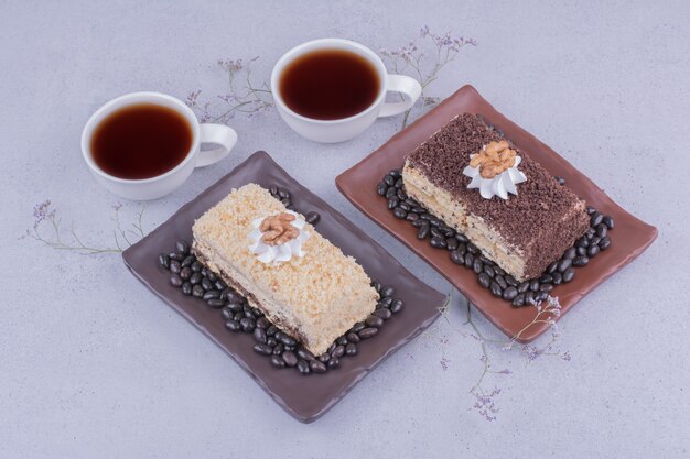 Разнообразие медовицких тортов с двумя чашками чая