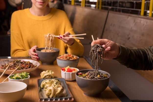 無料写真 さまざまなアジア料理とテーブルの上の麺のボウル