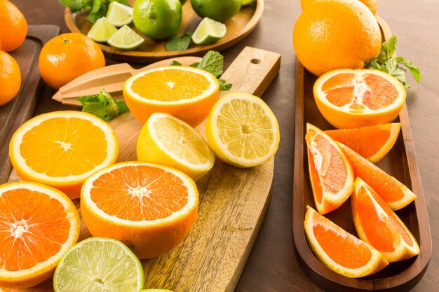 레몬, 라인, 자몽, 오렌지를 포함한 다양한 감귤류 과일.