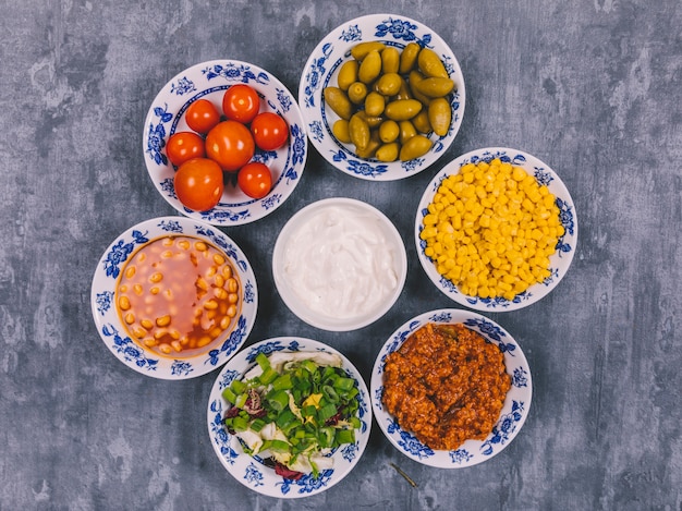 무료 사진 구체적인 배경 위에 배열 맛있는 멕시코 요리의 다양한