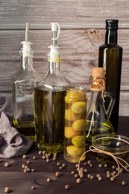 Foto gratuita varietà di olio d'oliva sul tavolo