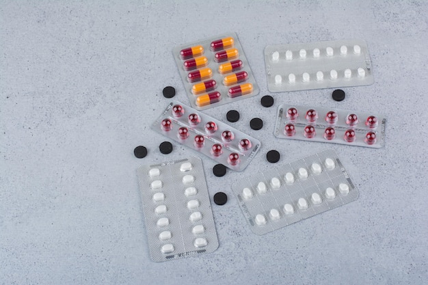 Foto gratuita varietà di pillole e capsule sulla superficie di marmo. foto di alta qualità