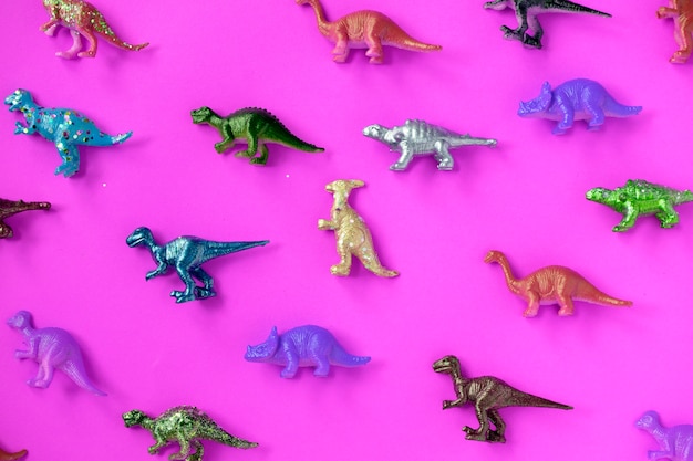 Foto gratuita varie figure di animali giocattolo in uno sfondo colorato