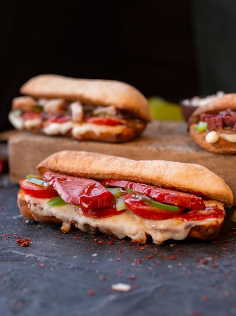 Vari panini baguette con una grande porzione di alimenti all'interno.