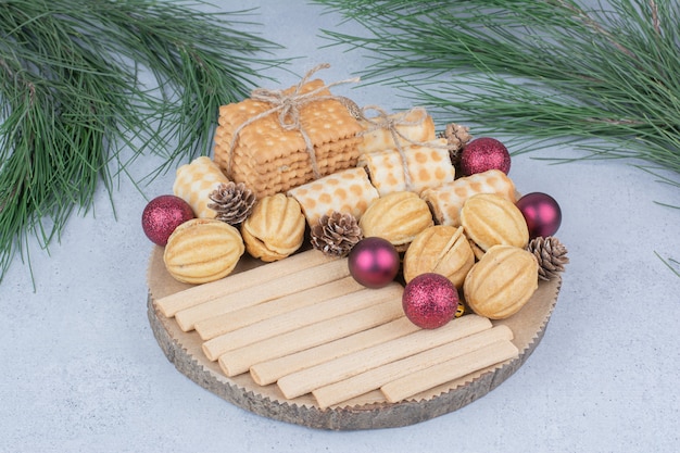 木の板にさまざまなビスケットやクリスマスの飾り。
