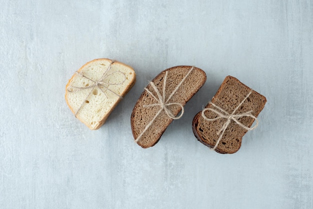 Foto gratuita varie fette di pane legate con una corda.