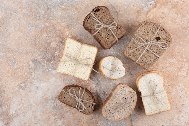 Различные стопки хлеба на мраморном фоне