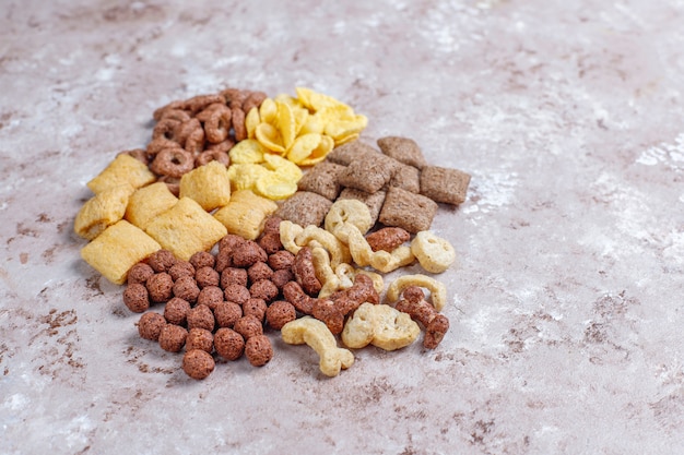 Foto gratuita vari cereali per la colazione, vista dall'alto