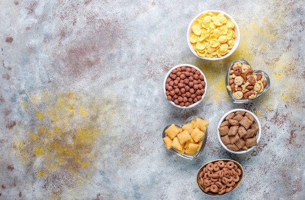 Foto gratuita vari cereali per la colazione, vista dall'alto