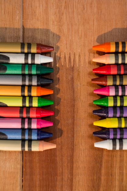Различные цветовые мелки на деревянный стол
