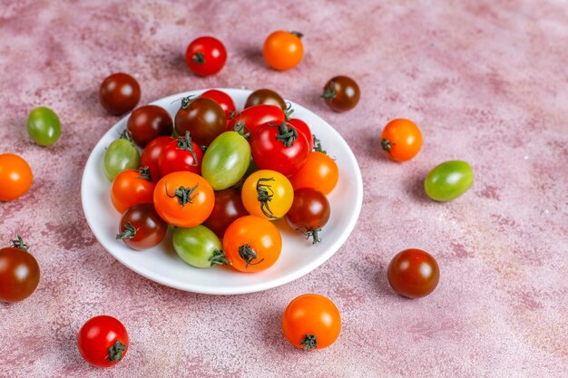 Различные красочные помидоры черри.