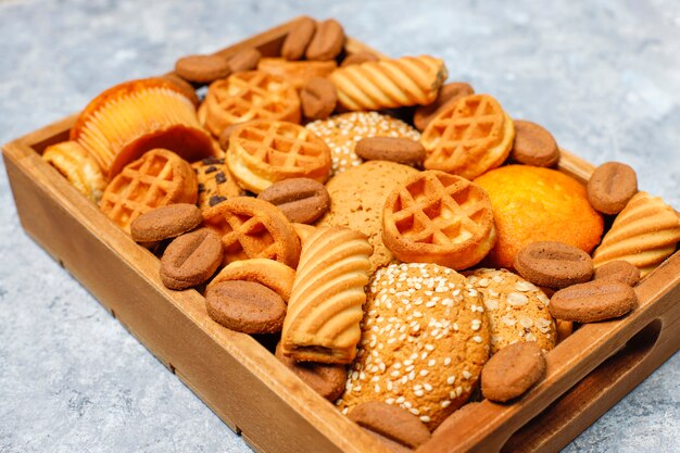 木製トレイにさまざまなクッキー