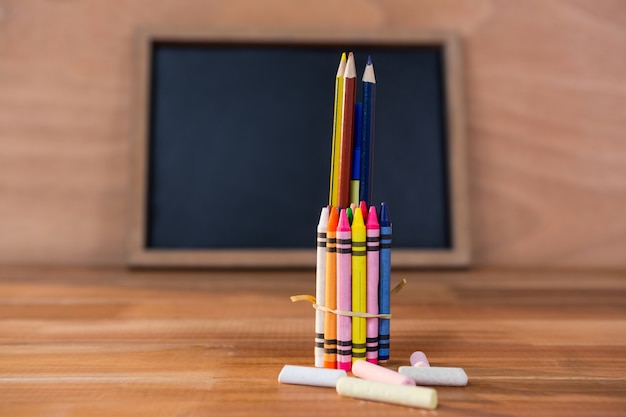 Различные цветные карандаши и цветные карандаши