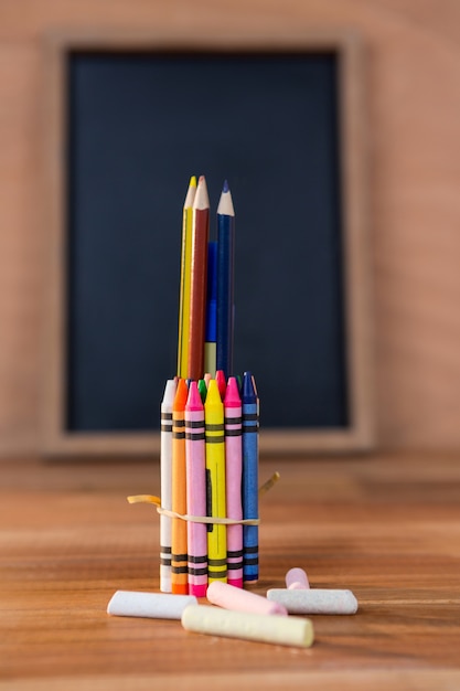 Различные цветные карандаши и цветные карандаши