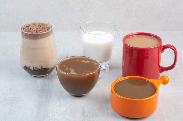다양 한 맛있는 커피 컵과 우유 돌 배경. 고품질 사진