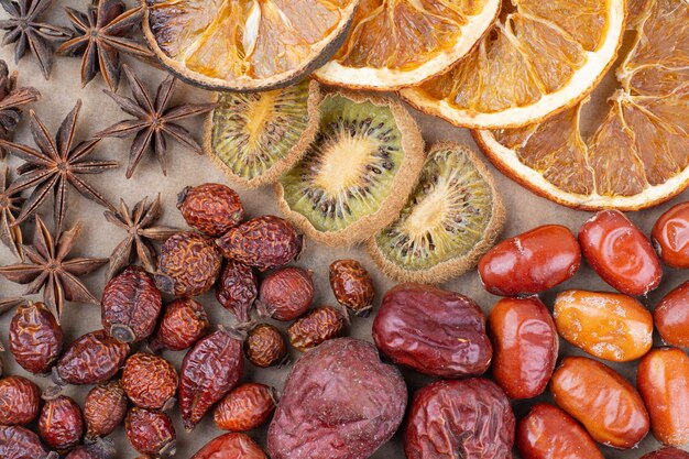 나무 조각에 다양한 말린 과일과 정향.