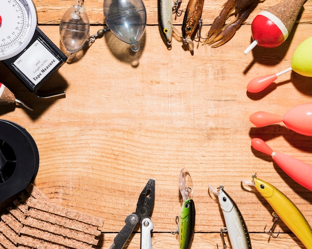 Foto gratuita varie attrezzature da pesca sullo sfondo in legno con spazio per la scrittura del testo