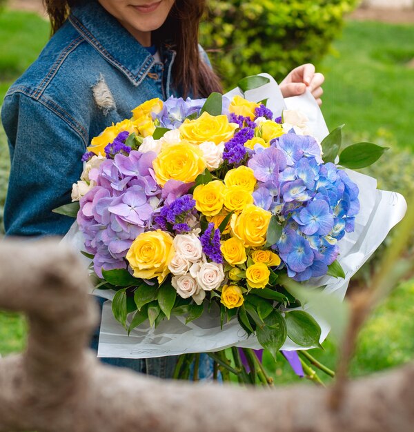 女の子の手の中の様々な花