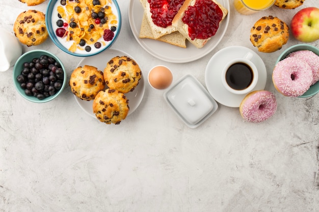 Foto gratuita vari cibi per la colazione