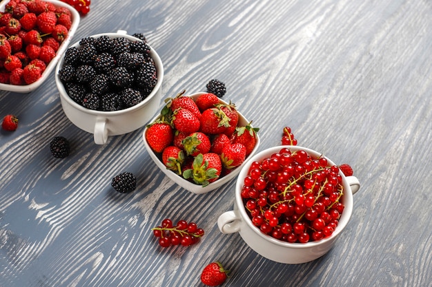 Бесплатное фото Различные свежие летние ягоды, черника, красная смородина, клубника, ежевика, вид сверху.