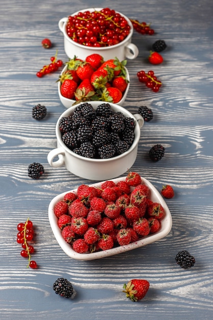 다양한 신선한 여름 딸기, 블루 베리, 붉은 건포도, 딸기, 블랙 베리, 상위 뷰.